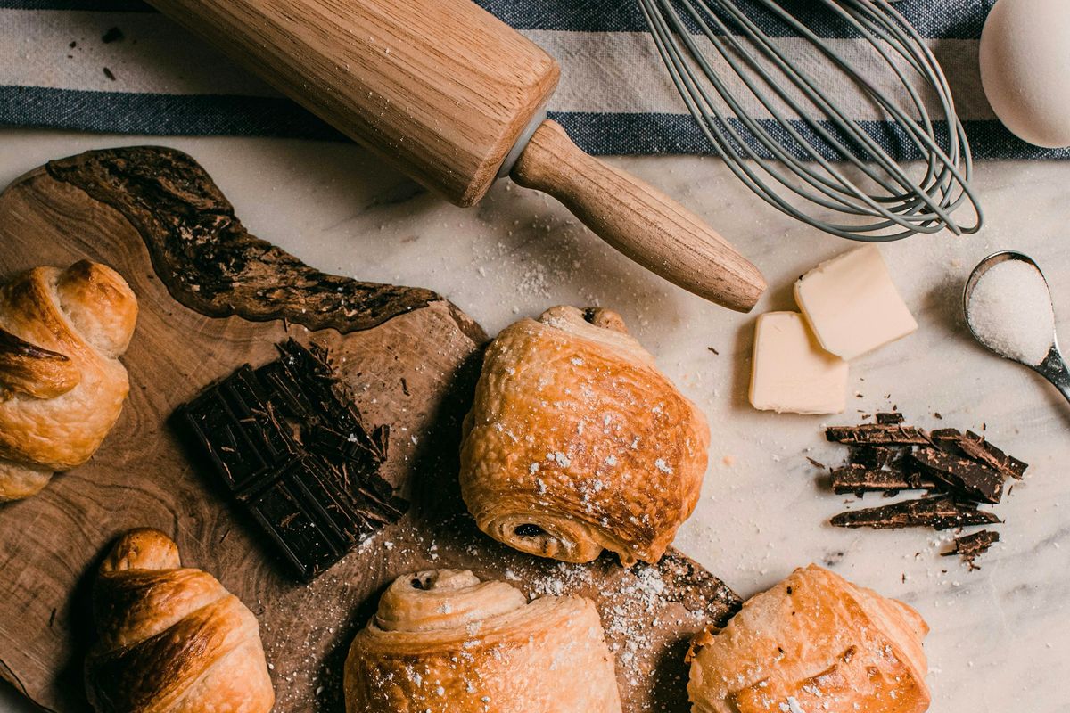 brown wooden rolling pin beside brown wooden rolling pin