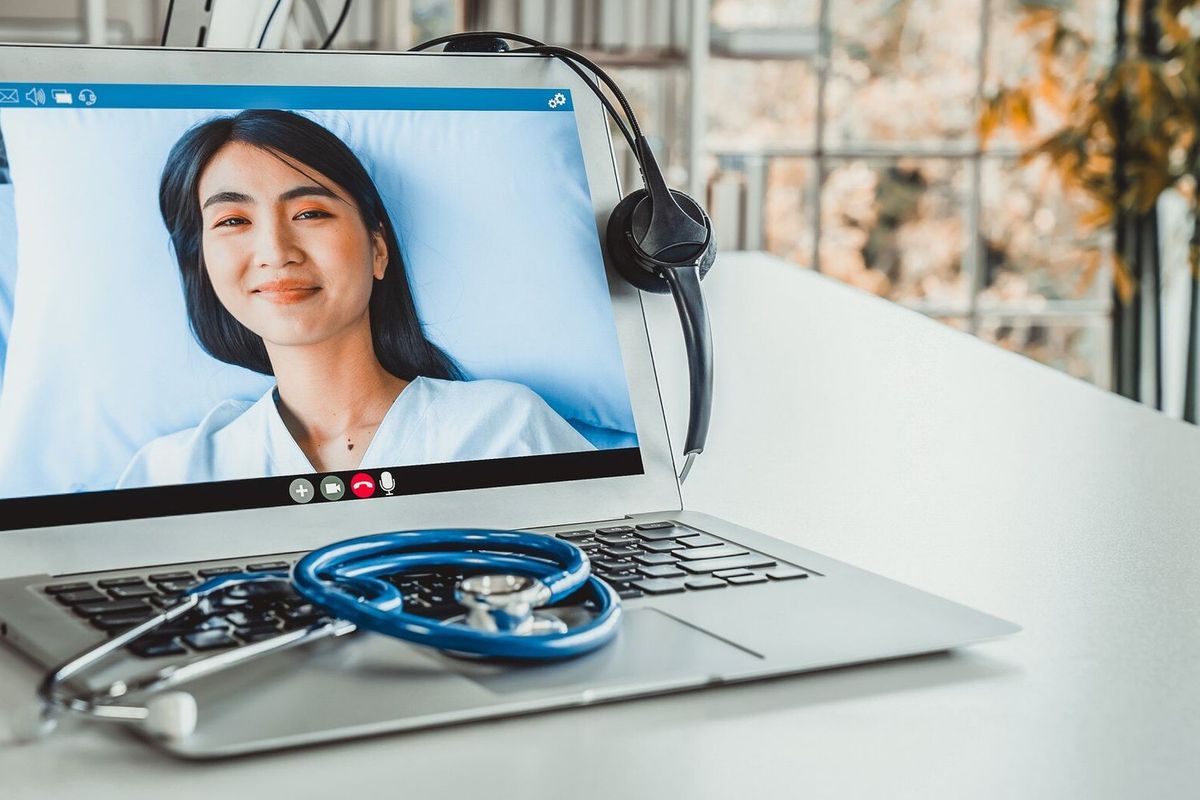 Telemedicine service online video call for doctor to actively chat with patient