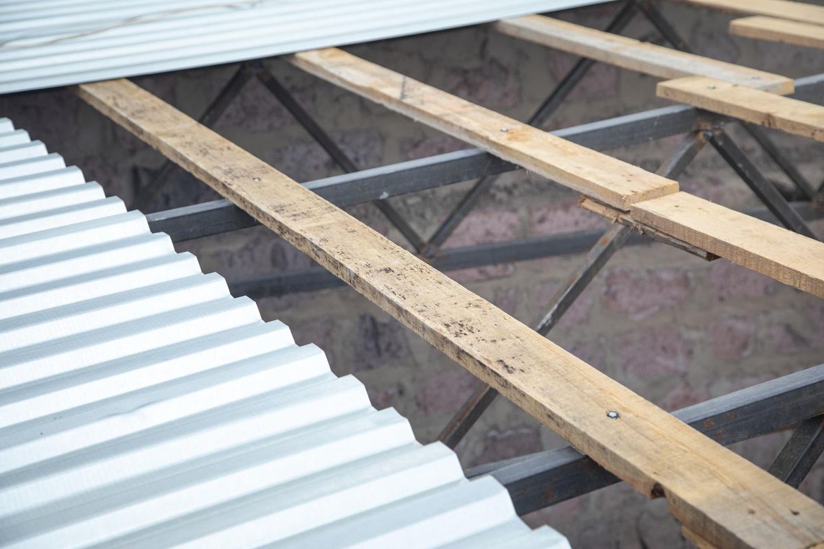 Installation of sheets of metal tiles of roof